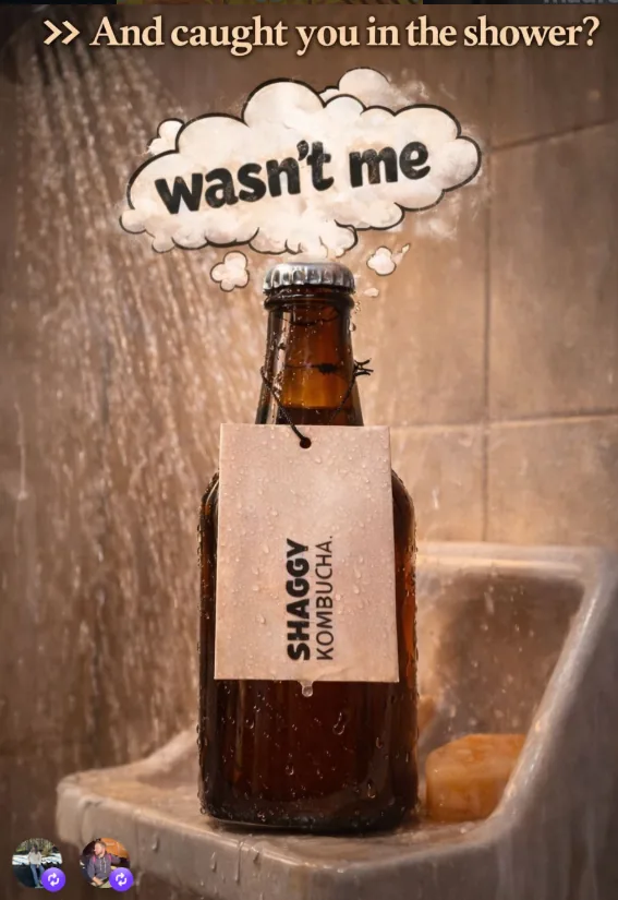 Botella de Shaggy Kombucha bajo la ducha, campaña Wasn't me