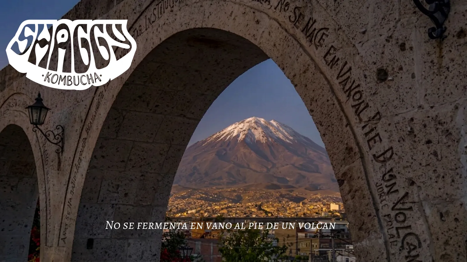 El volcán Misti visto a través de los arcos de sillar de Yanahuara, Arequipa